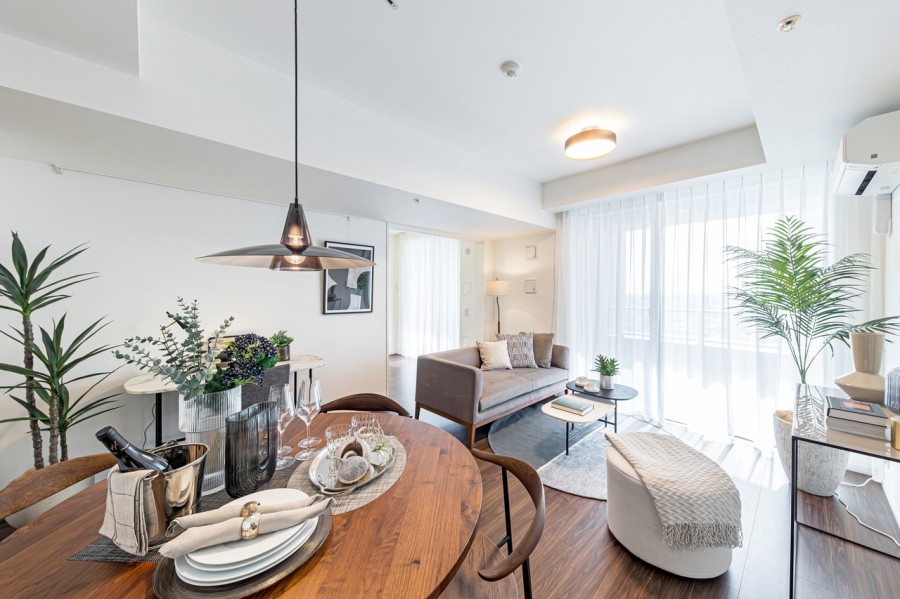 窓からたっぷりの光が差し込み、開放的なリビングダイニングです。心地よい時間が流れるお部屋は、毎日が忙しいあなたもほっと一息つける安らぎの空間です。ーホン◆訪ねてきた相手をモニター越しに確認でき、防犯対策に役立ちます。インターホン越しに話をすることが可能です。