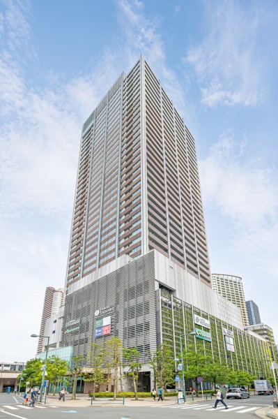 人気の『武蔵小杉』駅直結！東急東横線初の駅一体型タワーレジデンスです。５階には緑豊かな屋上広場、１階から６階までは共用設備の他、商業施設や市立図書館も入っています