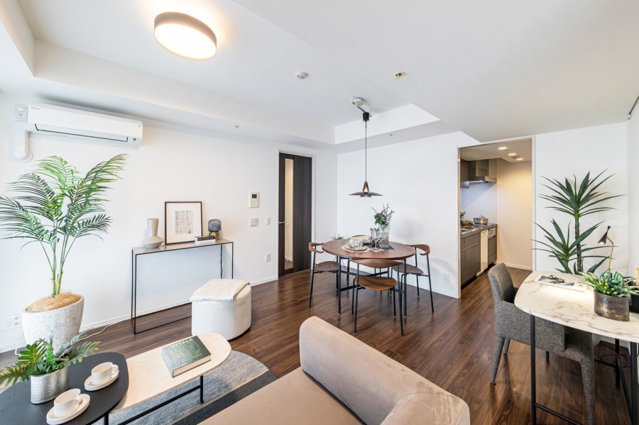 リュクスな暮らしが叶う上質な空気に包まれたリビングです。床暖房が敷設され、大切なペットも一緒に、ご家族みなさんが一年中快適にお過ごしいただけます