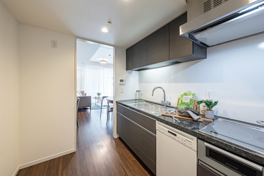 お料理に集中できる壁付けタイプのシステムキッチンです。油や水はね汚れもお手入れラクラク♪豊富な収納、家事時短に便利な食洗器を搭載しています。