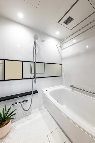 1日の疲れをしっかりと癒してくれるバスルームです。ゆったりとしたバスタブで毎日のお風呂時間を心ゆくまでお楽しみいただけます。