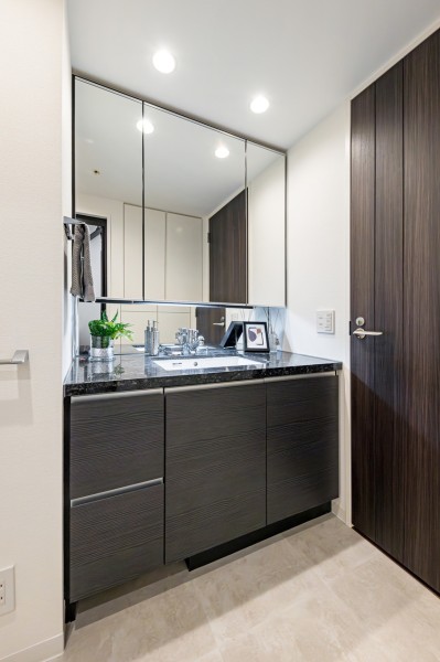 入浴後の豊かな時間を演出し、心からくつろげるプライベートな洗面空間です。三面鏡裏や足元の収納など使いやすさも兼ね備えています。