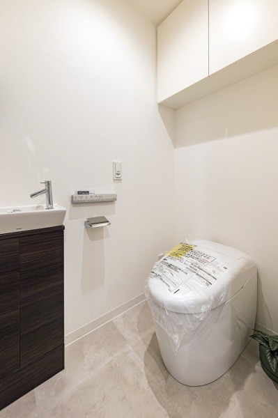 シンプルで安らぎが宿るレストルームです。洗練されたデザインのタンクレスを採用し、手洗いカウンターを備え付けました。