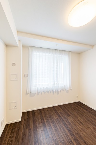 約6.2帖の広さで主寝室にもぴったりな洋室1です。明るく、過ぎゆく時間をのんびりと感じることができる空間です。