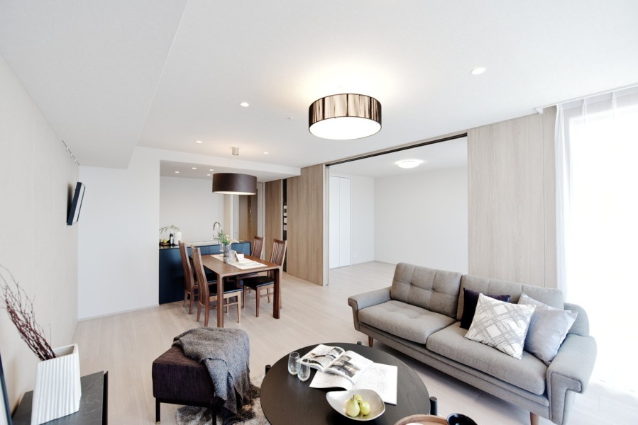 細部にまでこだわった内装リノベーション済みのお部屋です。南向きの明るい室内を際立たせる清潔感溢れるクロスやフローリングで、どんな家具とも相性が良くお好みの空間を演出できます。