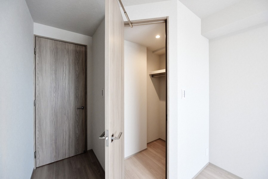 洋室1に設えたウォークインクローゼットです。ハンガーパイプに枕棚を設置し、季節ものや旅行用品などかさばりがちな物もすっきりと収納できます。