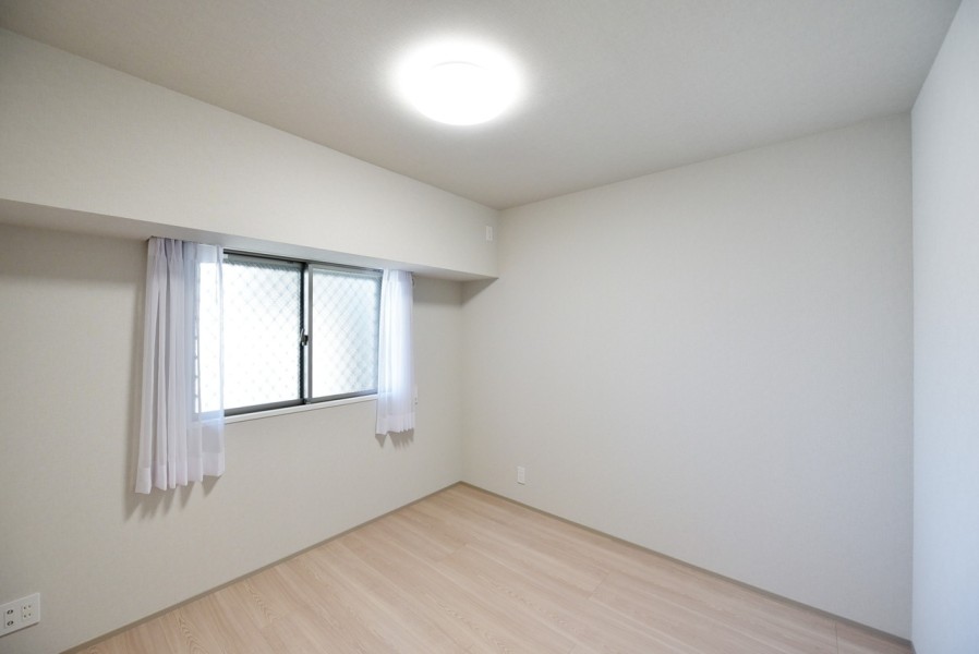 洋室2（約5.5帖）はリビングから離れて作業や課題、自分の時間に集中出来る空間です。廊下に面した窓があり、優しい光を室内に届けてくれます。