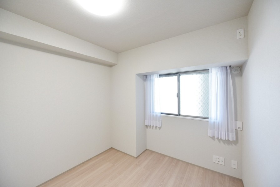 洋室3（約5.0帖）は玄関横の静かな空間です。テレワークやご自宅でお仕事をされるお部屋として、また子供部屋としても使い勝手の良いお部屋です