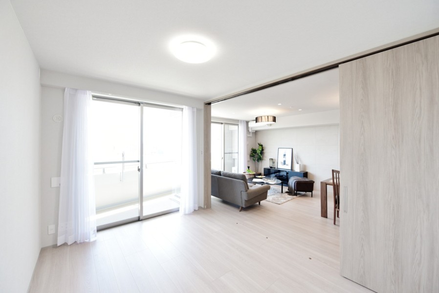 洋室4（約6.0帖）はリビングに隣接しており、家族構成やライフスタイルに合わせてフレキシブルにお使い頂けるお部屋です。扉を開放して拡張リビングとしてもお使い頂けます。