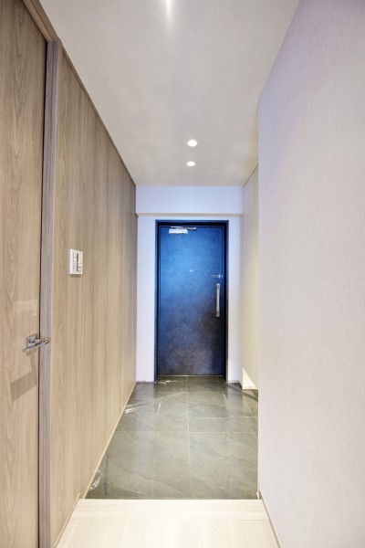 壁には優しく温かみのある化粧板を貼り、ご家族やゲストを迎えています。人感センサーライトを設置しましたので、遅い時間のご帰宅や手が塞がっているときも自動点灯で安心です。