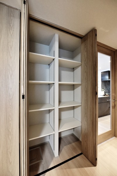 .廊下には家族共用の物やお出かけの際にサッと取り出したい物を収納出来る棚を造り付けました。快適な生活動線が良く考えられた使いやすい間取りです。