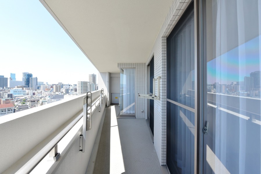 13階部分の南向きのお部屋ですので、陽当たり・通風・眺望良好です。ゆったりとしたバルコニーでお洗濯物も気持ちよく干せそうです
