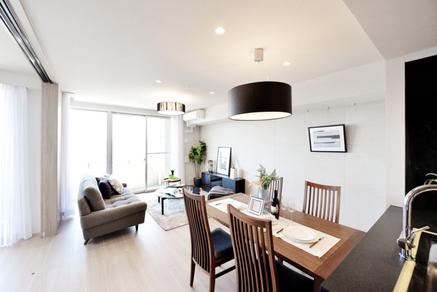 .縦長のリビングは、家具の配置もしやすくなっています。お好みの家具や小物で、家族が寛げる快適な空間を造れます。エアコン1基新規設置済ですので、すぐにでも新生活がスタート出来ます。