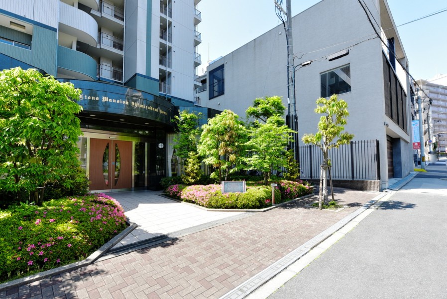 ライトグレーとグリーンのタイル張りのスタイリッシュな外観の建物です。真田山小学校まで徒歩8分、高津中学校まで徒歩3分で通学もしやすい立地です。