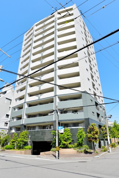 平成15年建築、ペット飼育可能です。長堀鶴見緑地線玉造駅徒歩8分、谷町六丁目駅徒歩10分と交通アクセスも便利です。近隣には大きな公園もあり、子育て環境にもおすすめです。