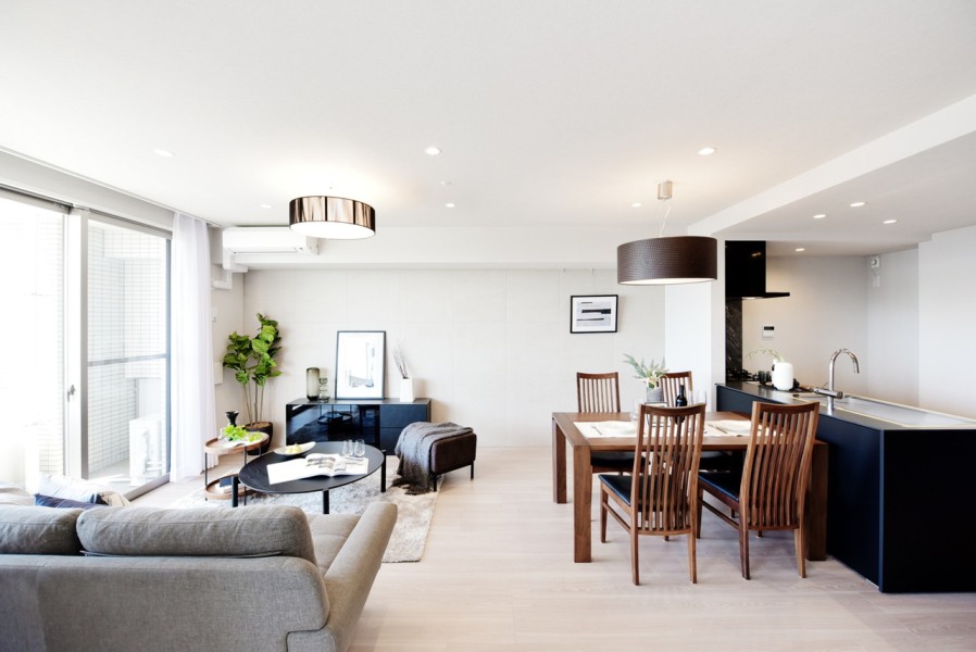 LDKは約15.2帖のゆったりとした空間です。床暖房も完備ですので、冬も快適に家族がくつろぐことができます。ピクチャーレールを設置しましたので、壁を傷つけずにアートやグリーンを飾ることができます。