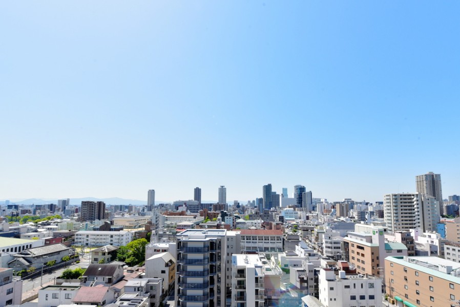 13階部分のお部屋からは前面を遮る建物も無いので、開放的な眺望が広がります。都心でありながら大きな空と遠くに見える山々の緑が美しく、深呼吸をしたくなるような眺めです。