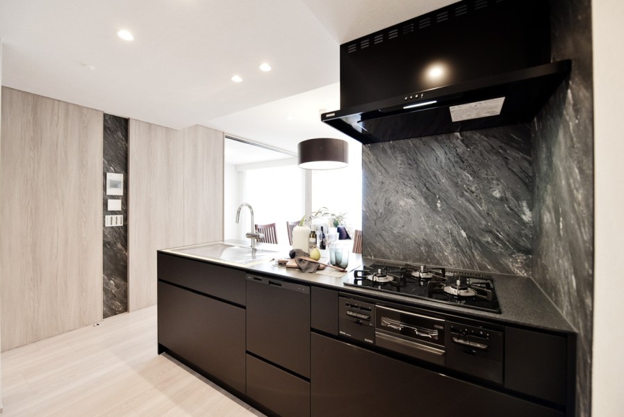 田中工藝社製のオリジナル造作キッチンを採用しました。ブラックのキッチンは爽やかな室内に一つアクセントをつけ、空間を引き締めています。食器洗浄乾燥機完備で、毎日の家事の時短にもつながります。