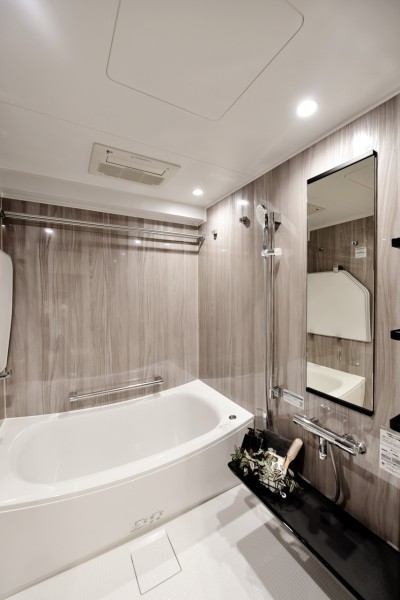 浴室は1418サイズでお子様とのバスタイムもゆったりと楽しめます。汚れが付きにくい素材を採用し、毎日のお手入れも楽々です。浴室暖房乾燥機完備で、衣類の乾燥から暖房まで一年中便利にお使い頂けます。