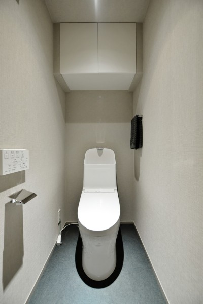 シンプルですっきりとしたTOTO製ウォシュレット一体型のトイレです。汚れがつきにくく、お手入れしやすい機能も多数搭載しており、毎日のお掃除もノンストレスです。