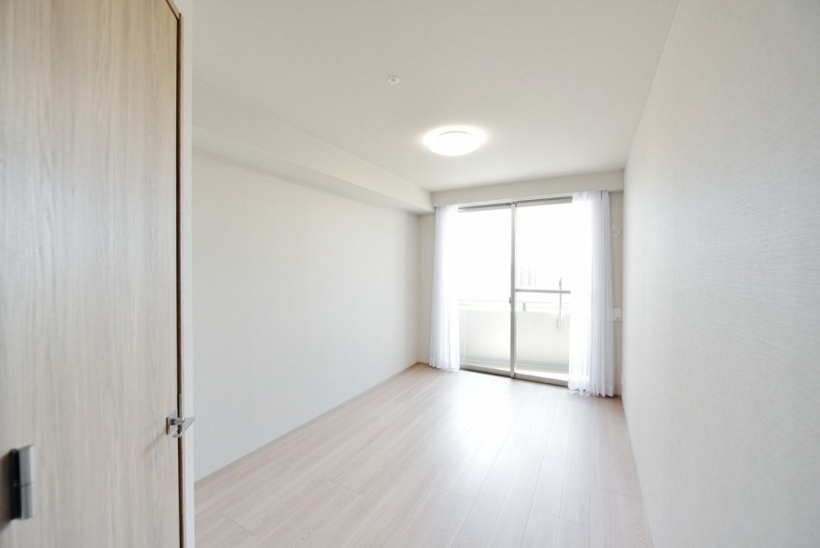 洋室1（約7.1帖）お部屋数が4つありますので、ご家族それぞれが個室を持つことも叶う物件です。南向きのバルコニーに面し、陽当り・通風良好です。