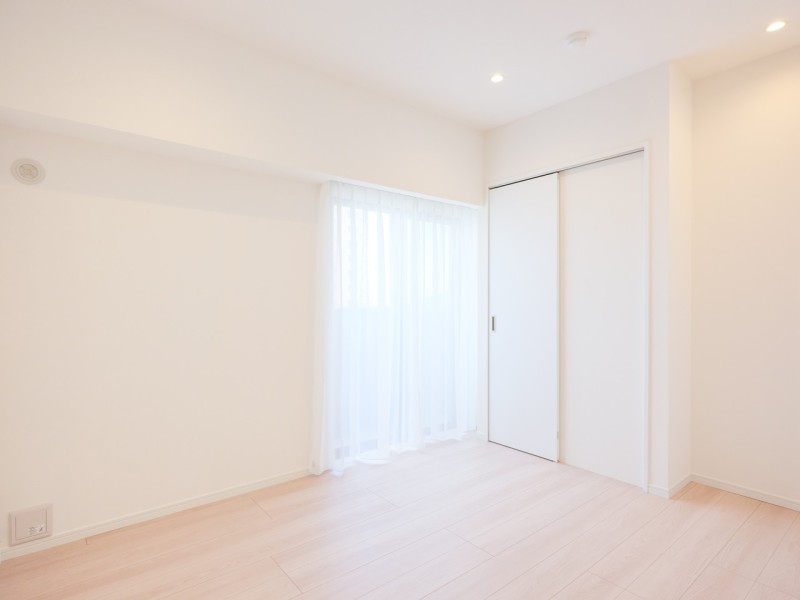 バルコニーに接続している洋室3は、明るく開放的なお部屋です。リビングと引き戸で隣接しているので、引き戸の開け閉めで、フレキシブルにお使いいただけます。