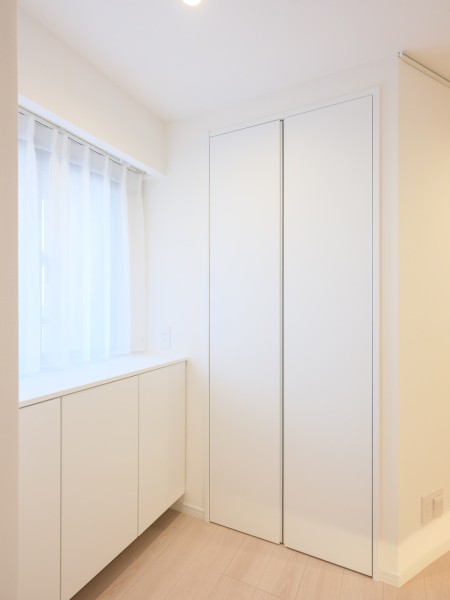 廊下にも、天井までの高さがある収納があります。カウンタの下部も収納スペースです。