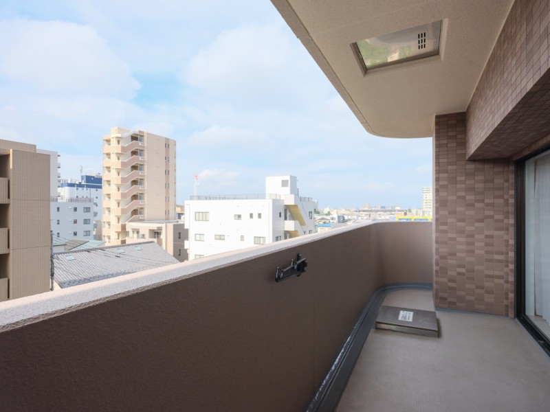 南西角部屋のゆったりとしたL字型バルコニーは、約19m²あります。暮らしに大切な光と風をめいっぱい感じることができるリフレッシュスペースです。