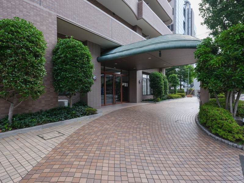 上質な居住空間へやさしく誘うエントランスです。お手入れが行き届いた植栽や綺麗な共用部が、安らぎに満ちた暮らしへ誘います。