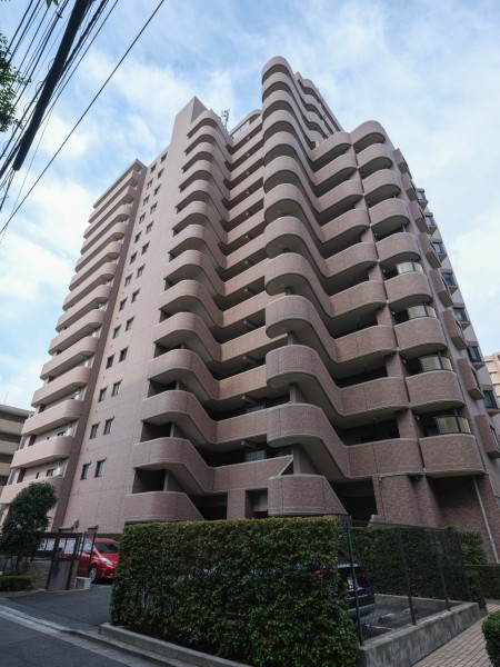 1995年築、長谷工コーポレーション施工のマンションです。『浦和』駅徒歩15分、『北浦和』駅徒歩12分の利便性・住環境に優れた立地です。