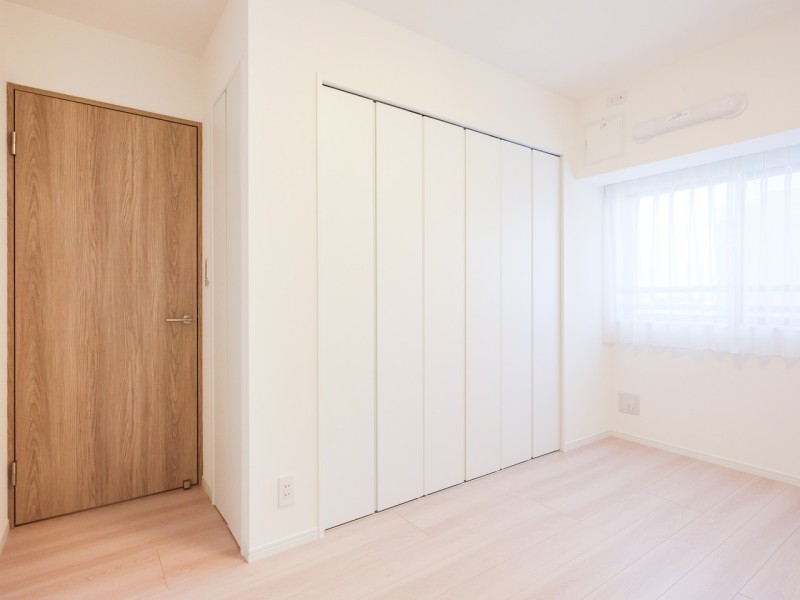 約6.1帖ある洋室1はリビングから一番遠く、プライベート性が高いお部屋です。間口の広いクローゼットがあるので、お手持ちの衣服などをたっぷり収納できそうです。