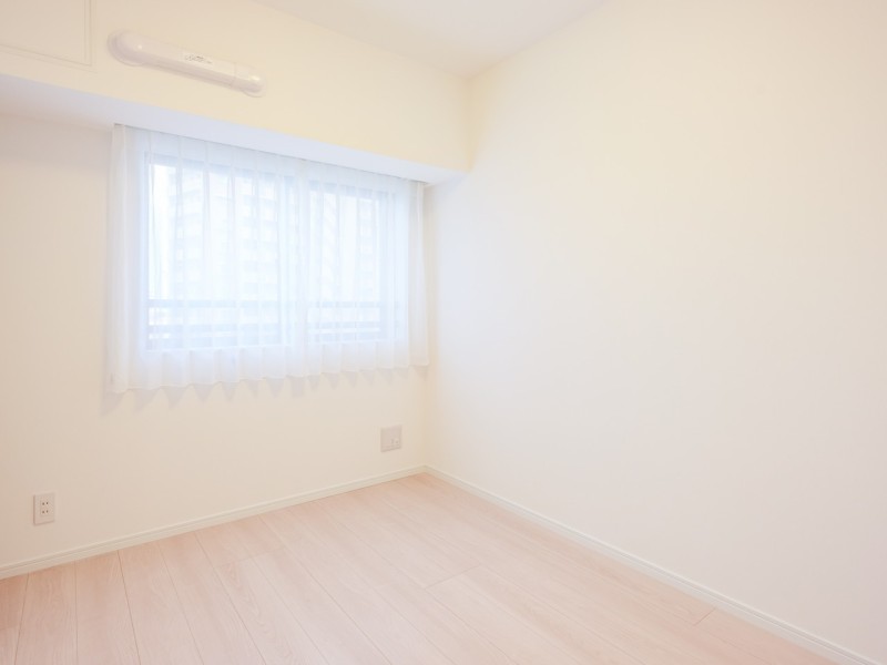 西向きの窓から柔らかな日が差し込む洋室2です。勉強や読書など落ち着いて作業したいときのワークスペースにもぴったりです。