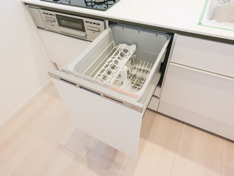 ◆食器洗浄乾燥機◆家事の時間を短縮できる優れもの。さらに節水・節約を同時に行うことができるので、大変人気があり重宝します。