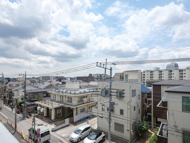 バルコニーからの眺望です。都会の喧騒を忘れ、ほっとひと息つきながら、穏やかで心安らぐ景色をお楽しみいただけます。