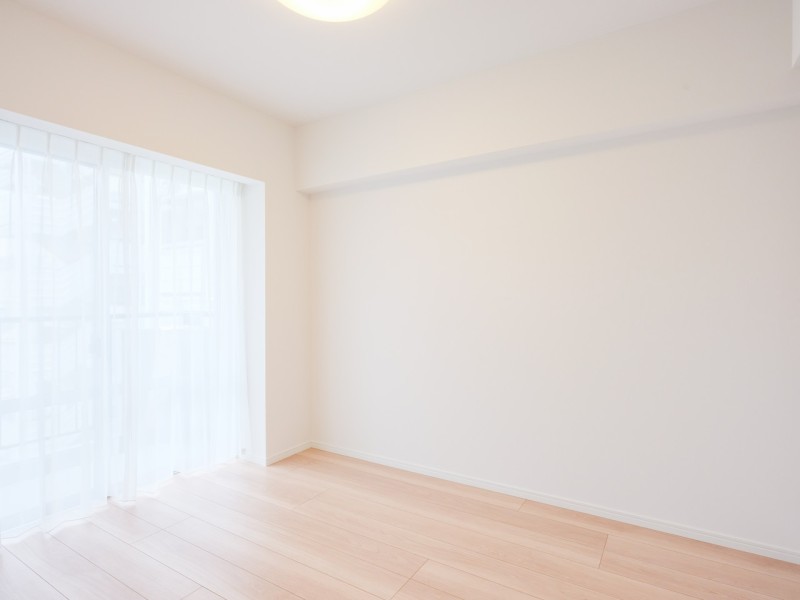 約5帖の洋室1はバルコニーに面した明るいお部屋です。リビングから一番遠く、過ぎ行く時間をのびやかに感じるプライベートルームです。