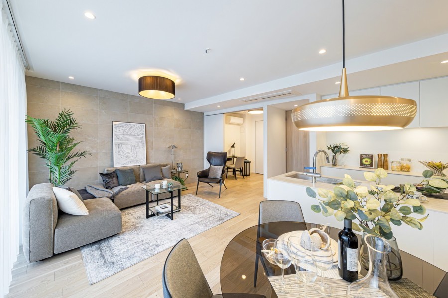 リュクスな暮らしが叶うリビングは木の温もりと上質感を味わえるお部屋です。控えめな石の流れ目と仄かに煌めく表面の石調タイルが、より一層気品溢れる空間を演出します。