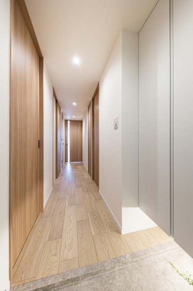 玄関は「ただいま」「おかえり」が飛び交う心温まる空間です。足元に取り入れた石調タイルがより上質な暮らしを予感させます。