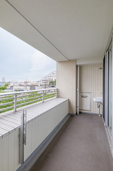 自然光と爽やかな風が通り抜けるバルコニーです。前面には大きな建物がなく、洗濯物をしっかりと乾かせそうです。