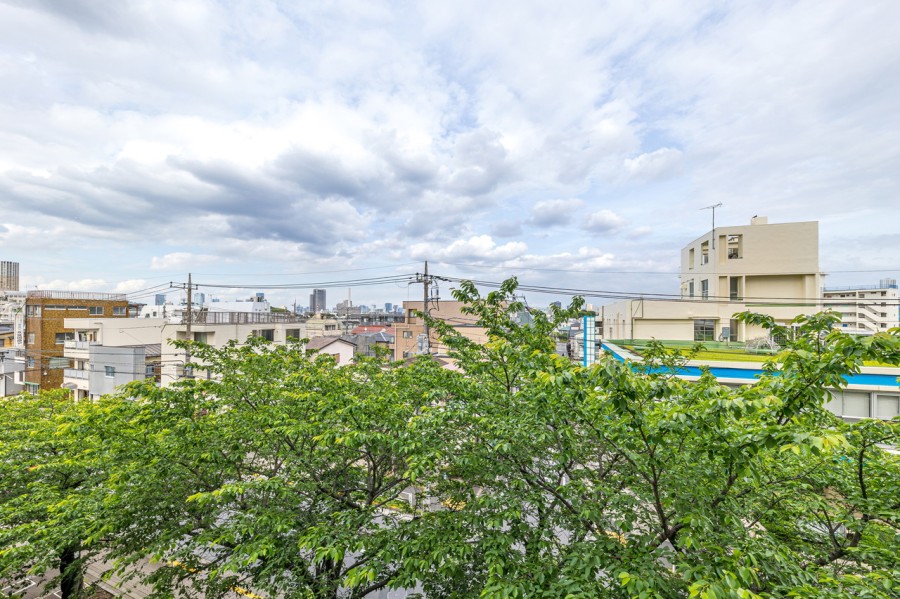 バルコニーからは大きく広がる青空と豊かな緑のコントラストをお楽しみいただけます。都会の喧騒を忘れ、ほっとひと息つくのにぴったりなリフレッシュ空間です。