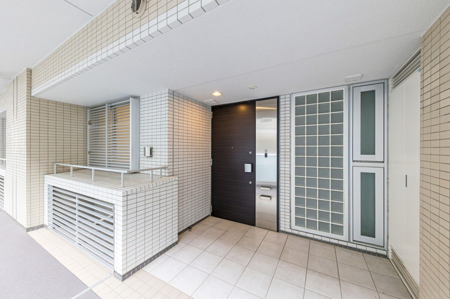 玄関前スペースにはゆとりがあるため、出かける際に通行中の他居住者と衝突してしまう等の心配がありません。小さなお子様がいるご家庭にもうれしい設計ですね。