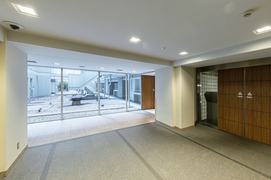 エントランスホールには中庭からの柔らかな自然光が差し込み、穏やかな時間が流れます。手入れの行き届いた様子からは管理体制の良さが伺えます。