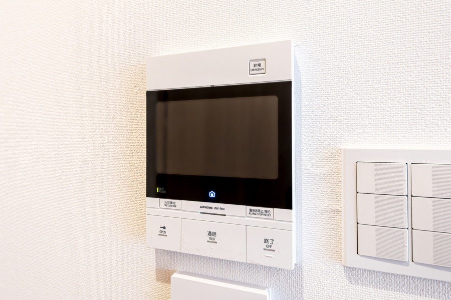 ◆TVモニター付インターホン◆訪ねてきた相手をモニター越しに確認でき、防犯対策に役立ちます。インターホン越しに話をすることが可能です。