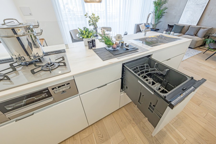 ◆食器洗浄乾燥機◆家事の時間を短縮できる優れもの。さらに節水・節約を同時に行うことができるので、大変人気があり重宝します。