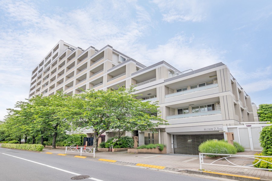 『祐天寺』駅徒歩8分に佇む瀟洒な外観、総戸数147戸のプレミアムレジデンスです。安心のダブルオートロックを備え、上質な暮らしをサポートします。