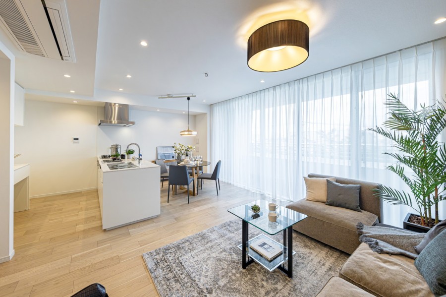 大きな窓から明るい自然光が降り注ぎ、穏やかな空気に包まれた住まいです。自分の世界に没頭する時間も、ご家族の団らんも大切にできる空間です。