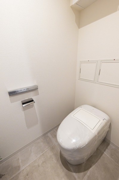 レストルームにはスマートなタンクレストイレやスティックリモコンを採用しています。毎日使う場所だからこそ、デザイン性と機能性を兼ね備えた仕上がりです。