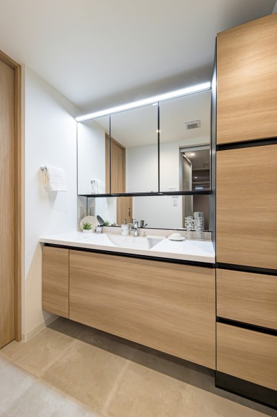 入浴後の時間をも快適に彩る、ラグジュアリーな洗面化粧台。カウンタースペースにもゆとりがあり、ドレッサー代わりにもお使いいただけます。収納豊富なリネン庫を備え、着替えやタオルもすっきりと収納可能です。