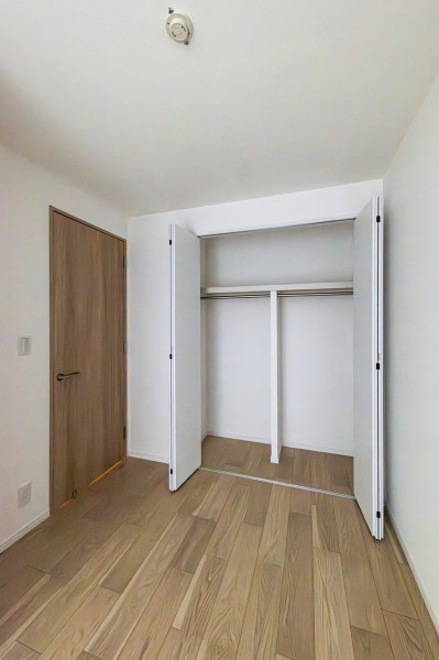 約4.5帖の洋室2です。クローゼット付きで居住スペースを広々とお使いいただけます。