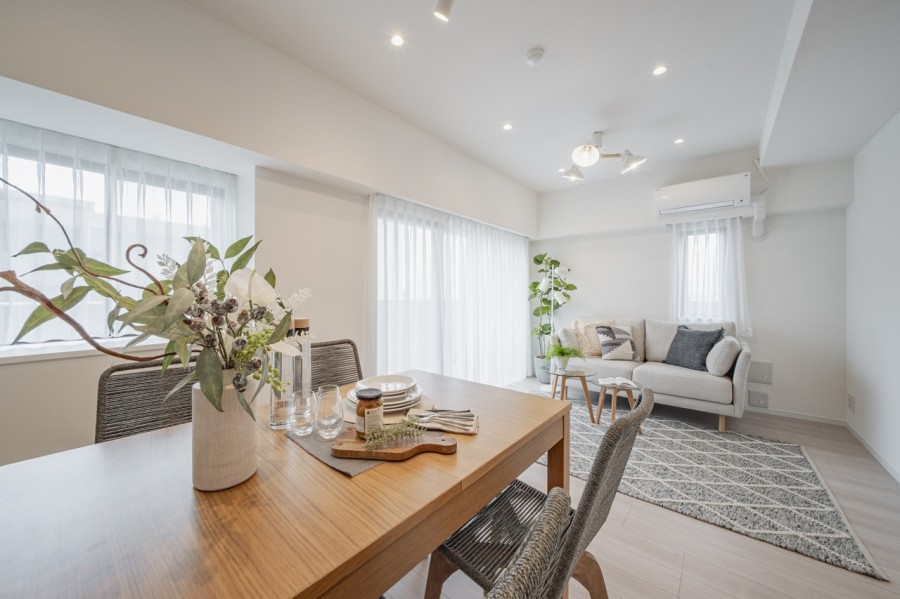 大きな窓から、心地よい陽光が降り注ぐ明るいリビングダイニングです。 心安らぐひとときを紡ぐ、木のぬくもりを感じるフローリング材を採用しました。