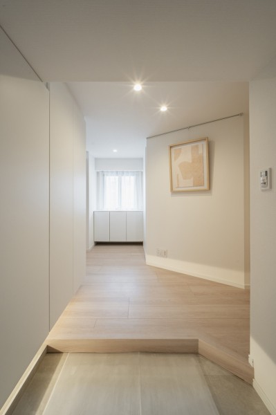 廊下の先の窓から光を取り込んだ明るい玄関です。大切なご家族の「ただいま」「おかえり」が行き交う心温まる空間です。